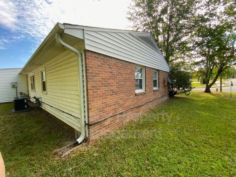 1202 Melrose Dr - Photo 3 of 11