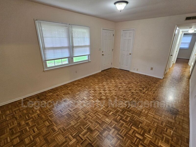 1202 Melrose Dr - Photo 4 of 11