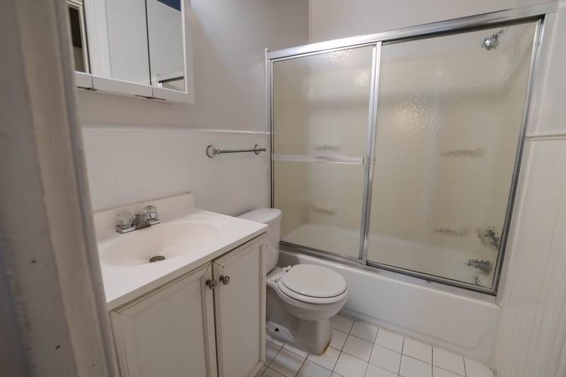 907 Saint Paul St - Photo 4 of 9