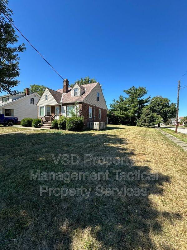 906 East Blvd - Photo 3 of 19