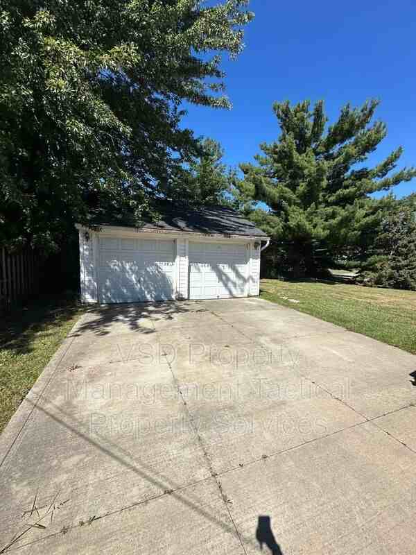 906 East Blvd - Photo 4 of 19