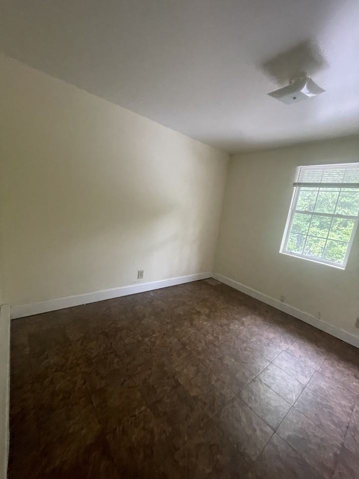 455 Pursley Street - Photo 7 of 37