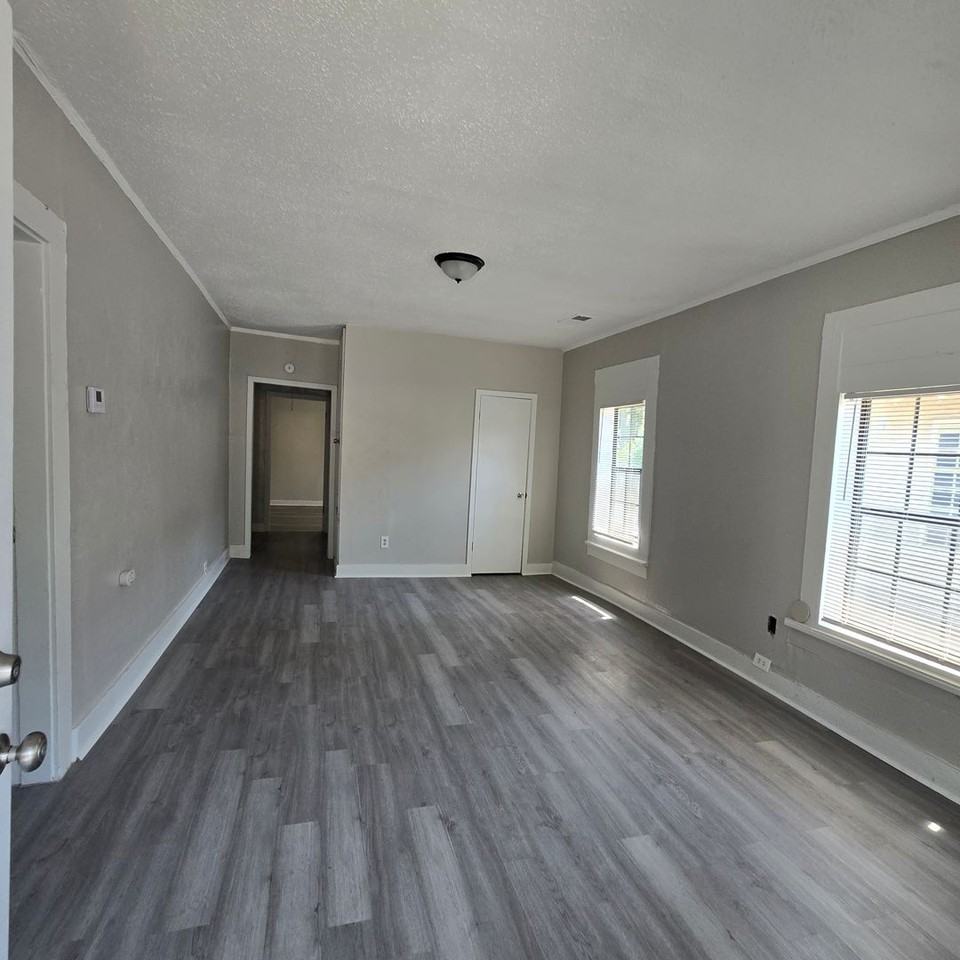 858 Alaska St - Photo 2 of 7