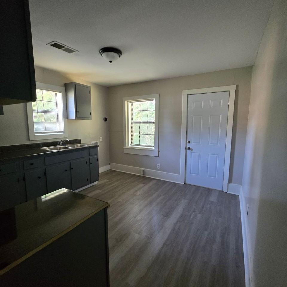 858 Alaska St - Photo 5 of 7