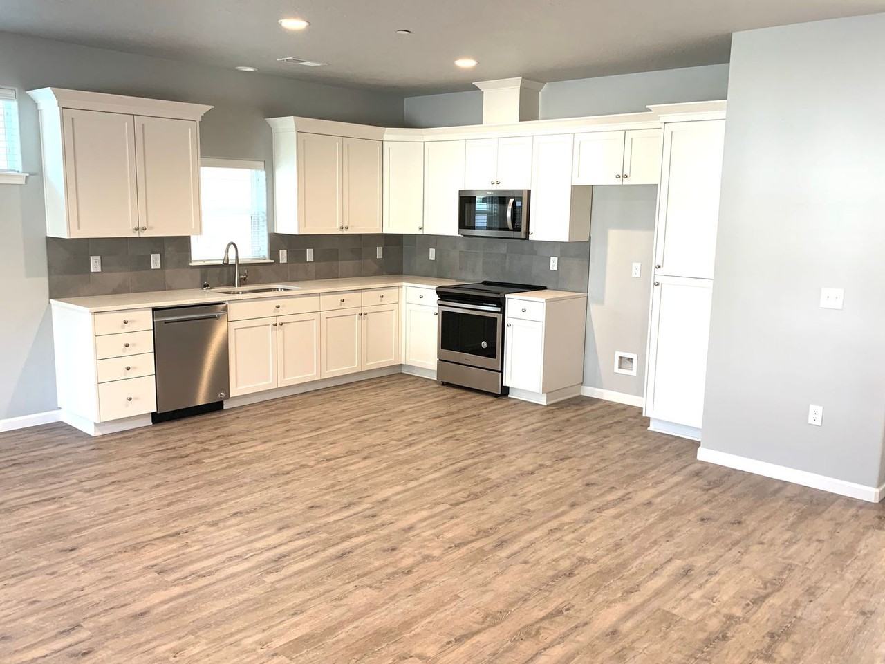 852 Front Ave Ne - Photo 4 of 20