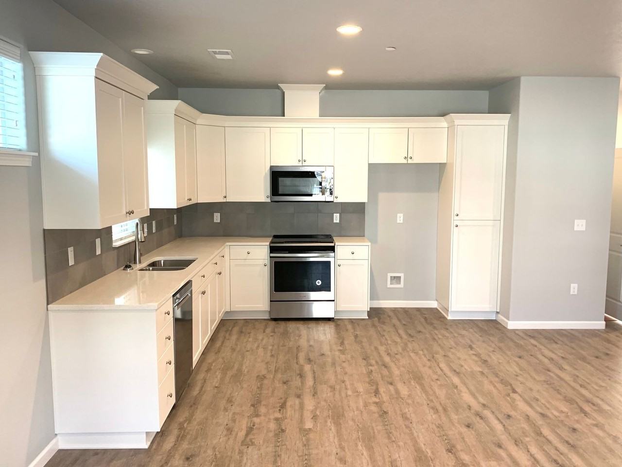 852 Front Ave Ne - Photo 5 of 20