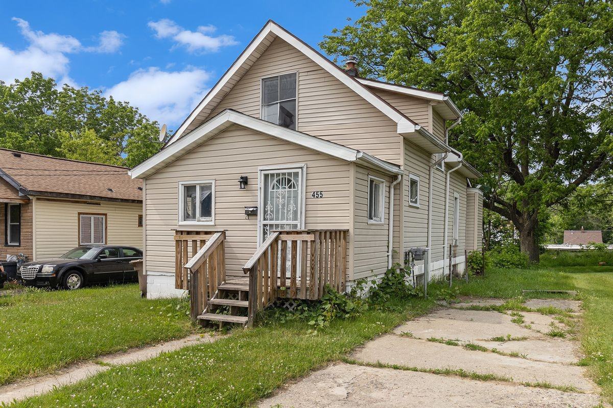 455 Irwin Ave - Photo 2 of 16