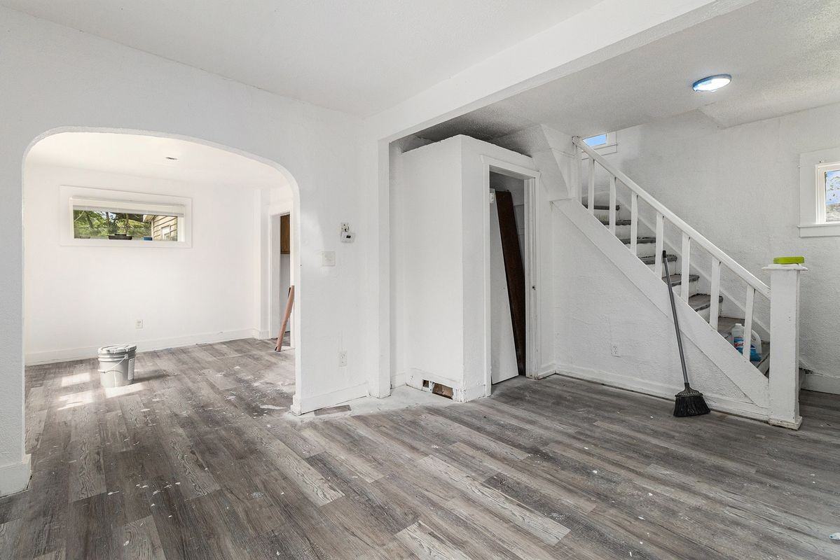 455 Irwin Ave - Photo 3 of 16