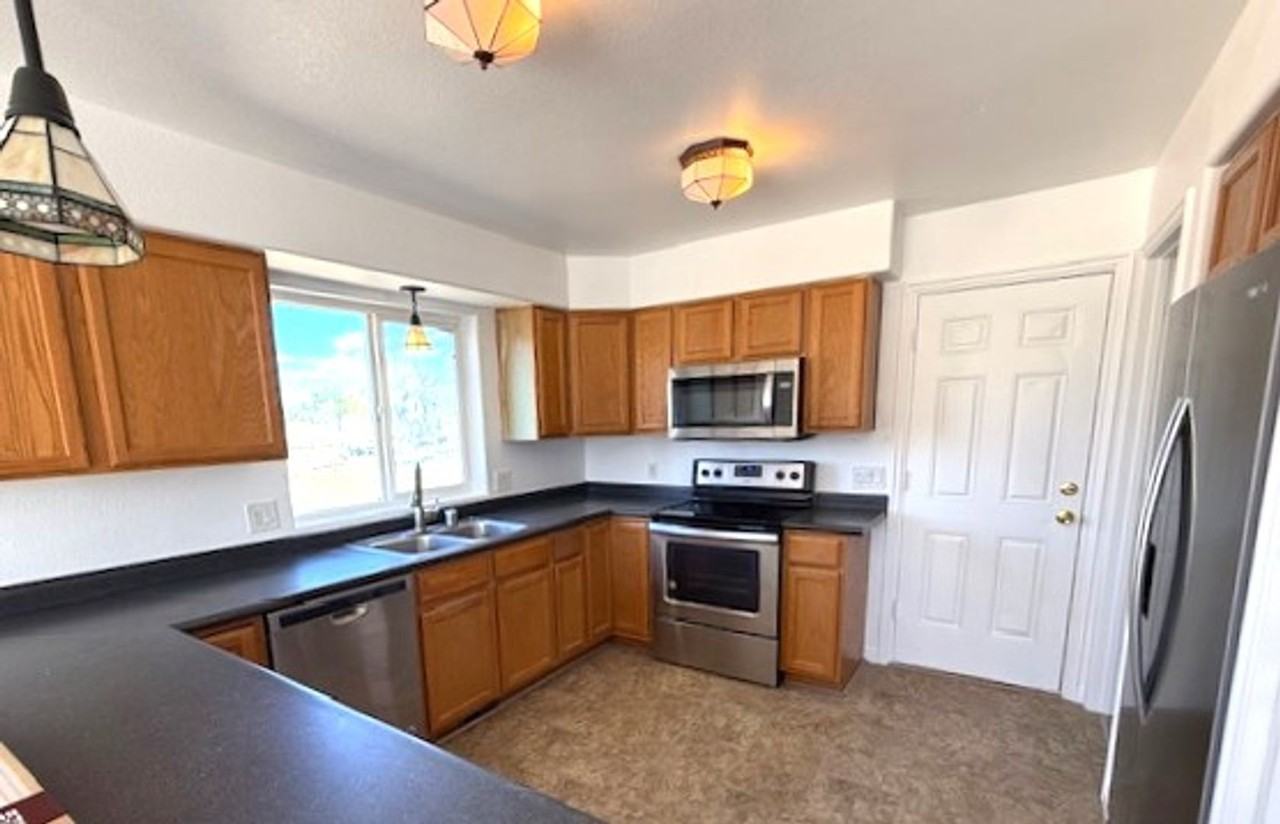 528 Blackstone Dr - Photo 3 of 14