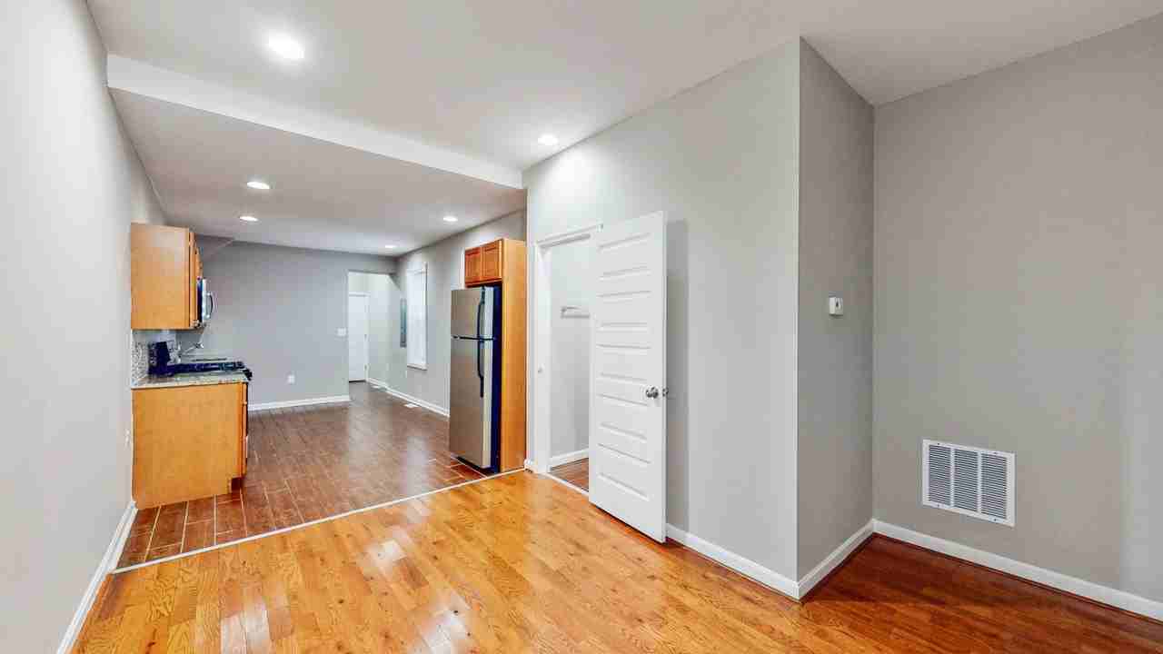 1225 Valley St - Photo 3 of 20