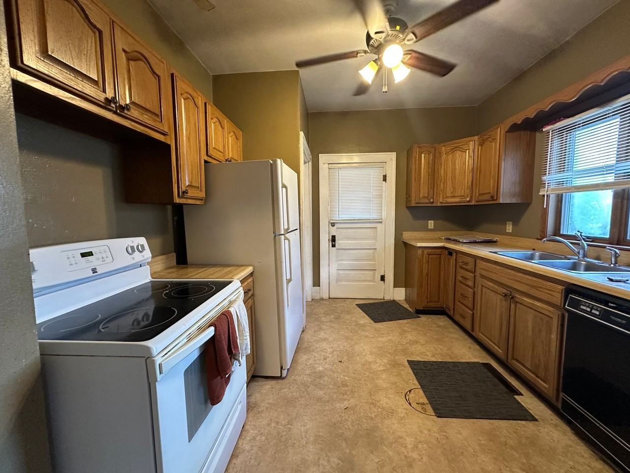 122 E Pleasant St - Photo 5 of 8