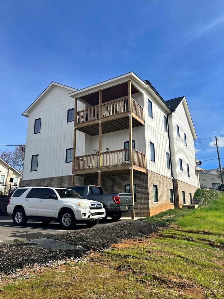 1915 Forest Av - Photo 2 of 47