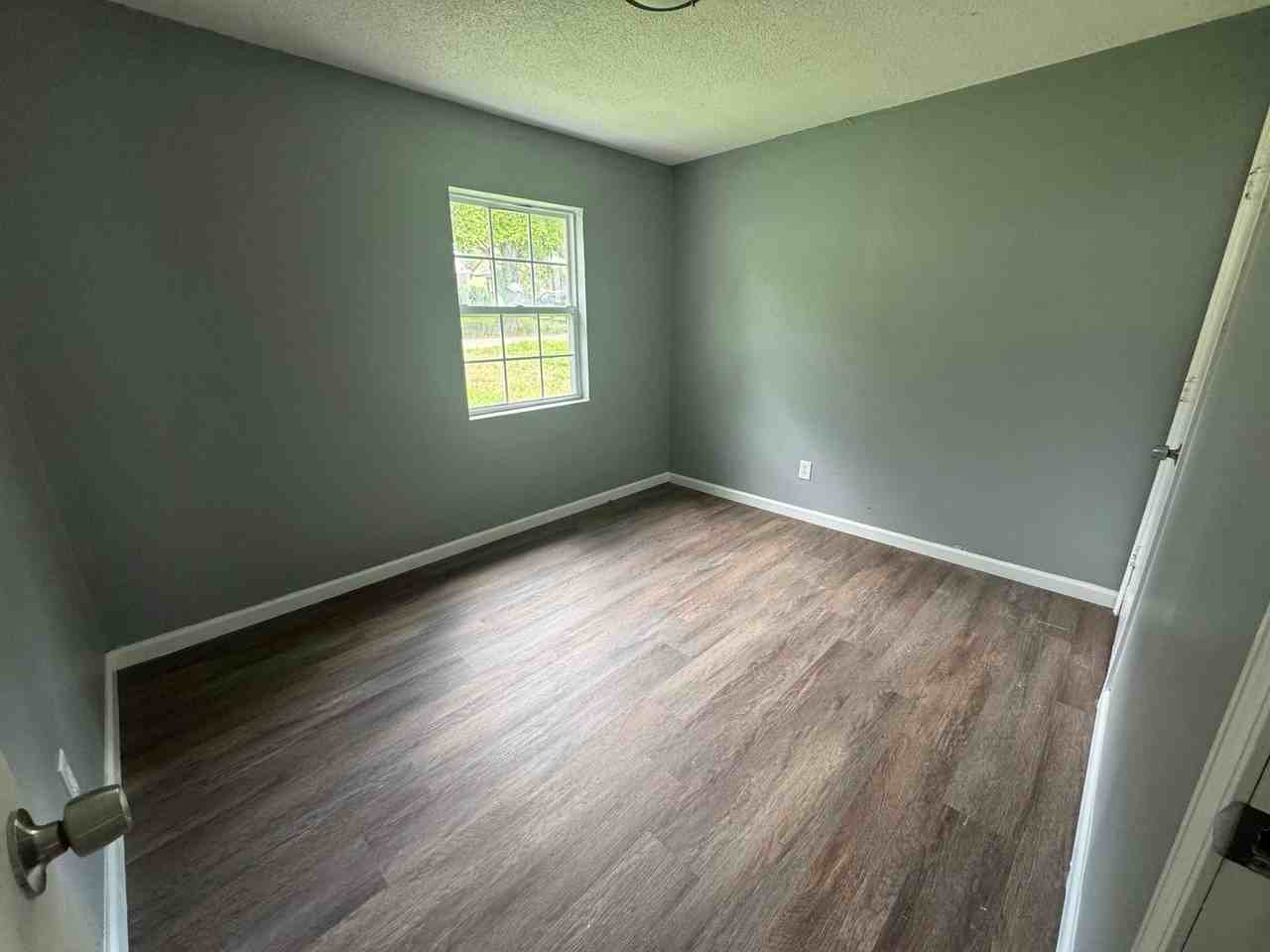 10113 Duke Dr - Photo 5 of 10