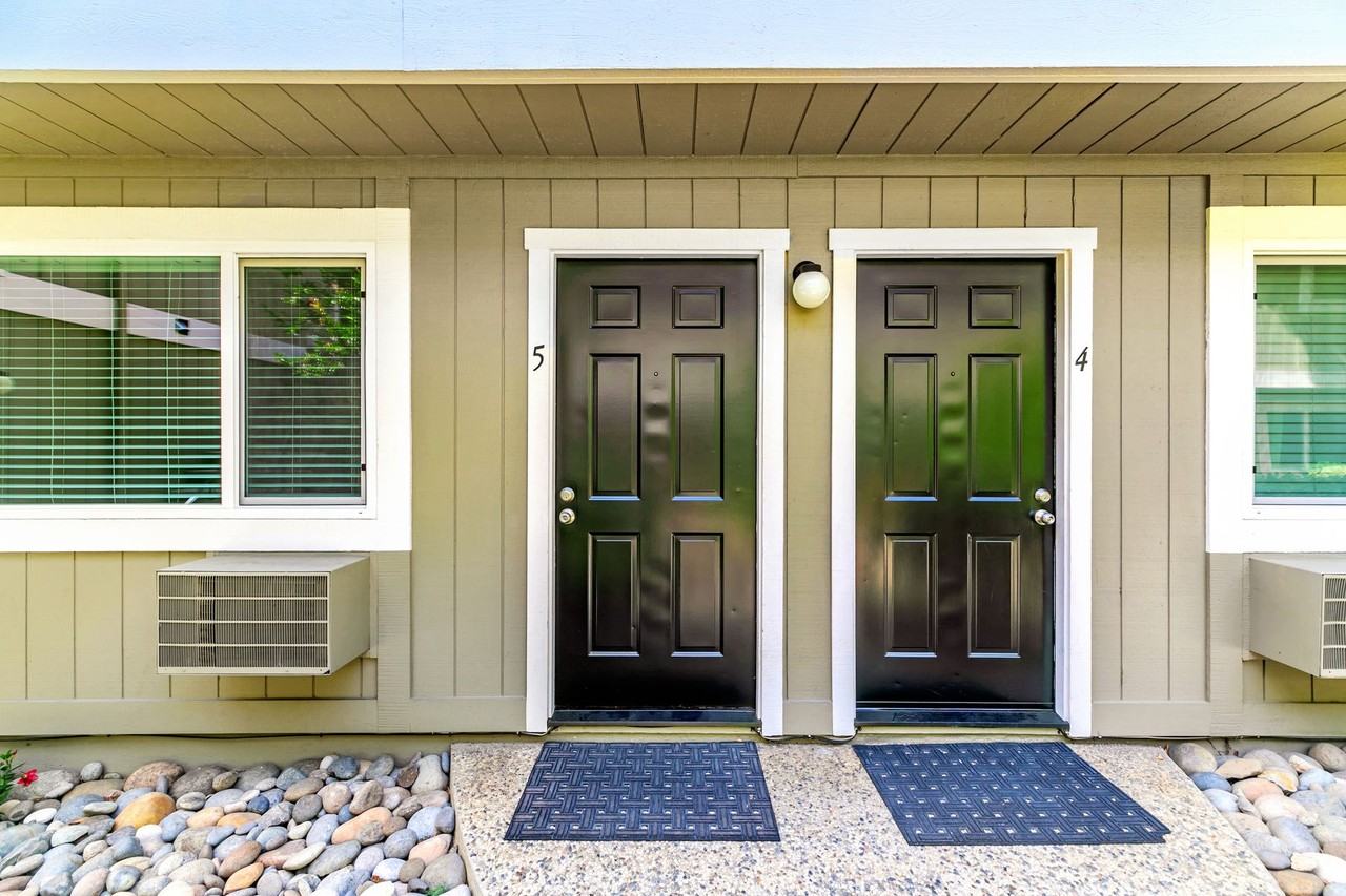 240 Union Ave - Photo 6 of 39