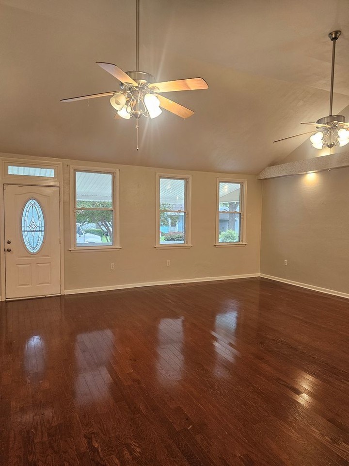 9529 Grove Ave - Photo 4 of 32