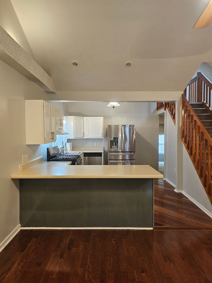 9529 Grove Ave - Photo 5 of 32