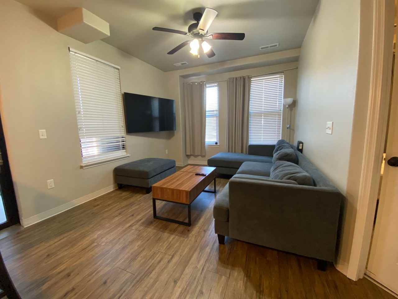235 N Linn St - Photo 5 of 12