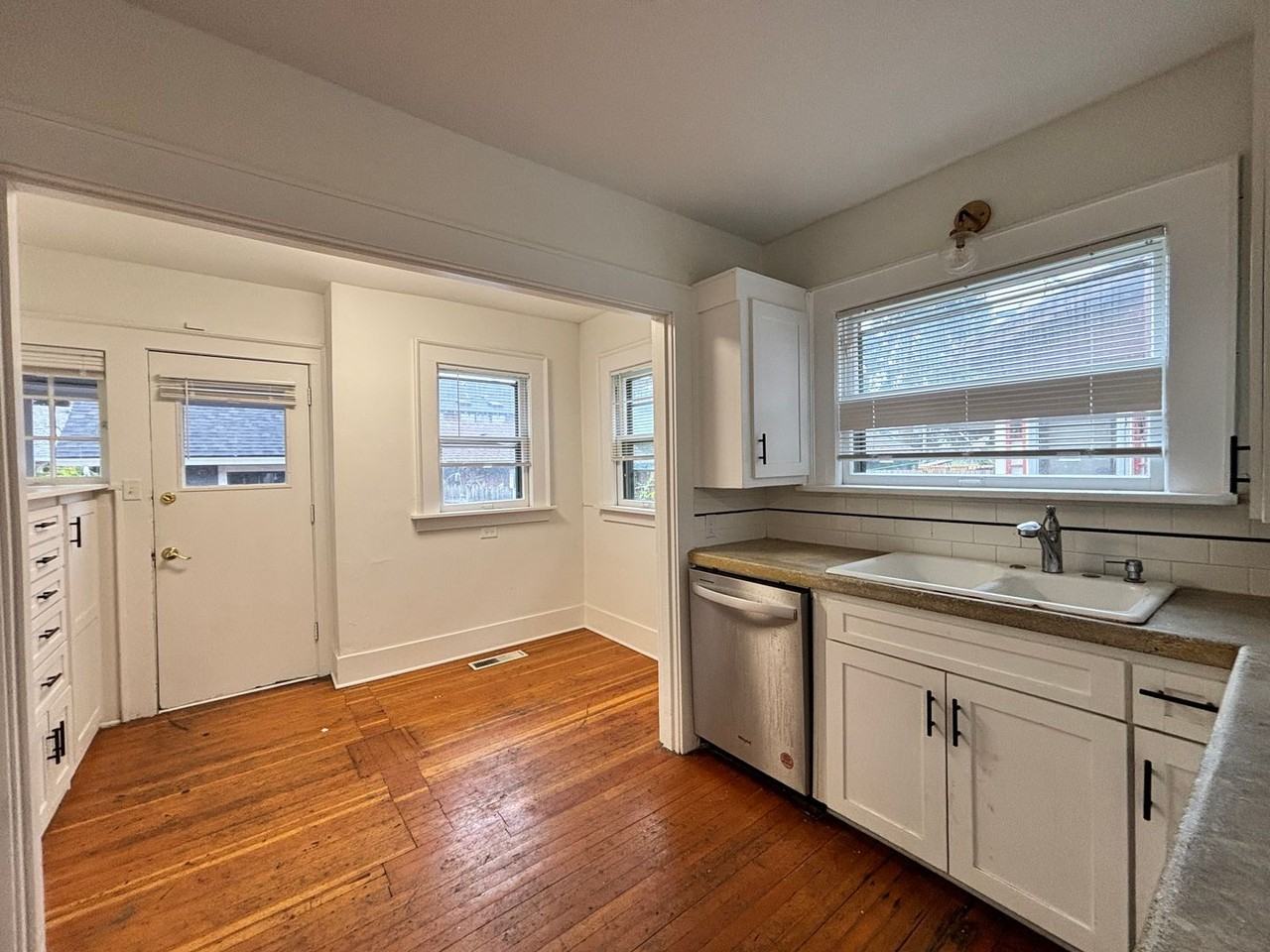 5334 Northeast Mallory Avenue - Photo 4 of 30