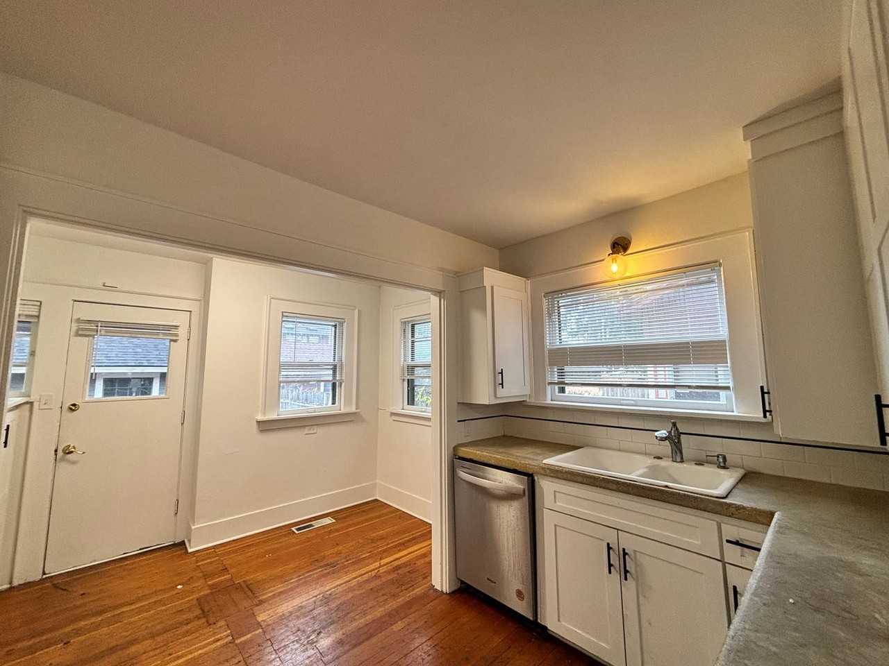 5334 Northeast Mallory Avenue - Photo 5 of 30