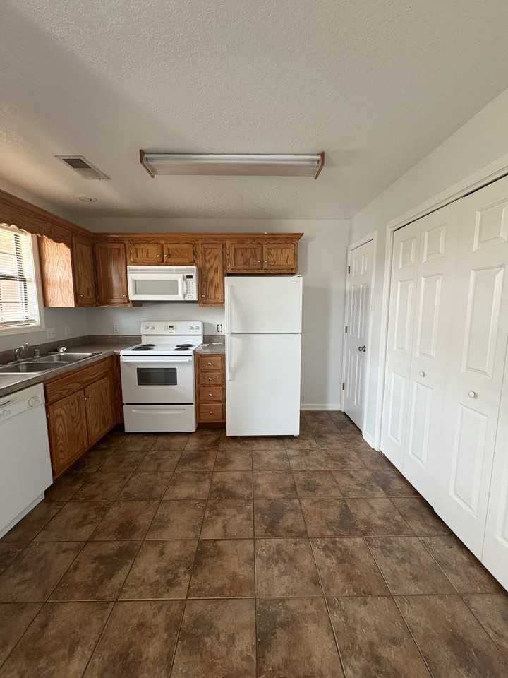 1407 Lakewood Dr #8 - Photo 3 of 6