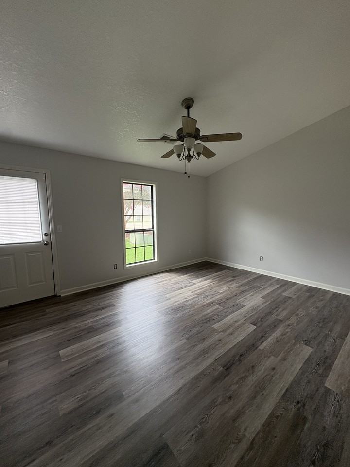 1407 Lakewood Dr #8 - Photo 4 of 6