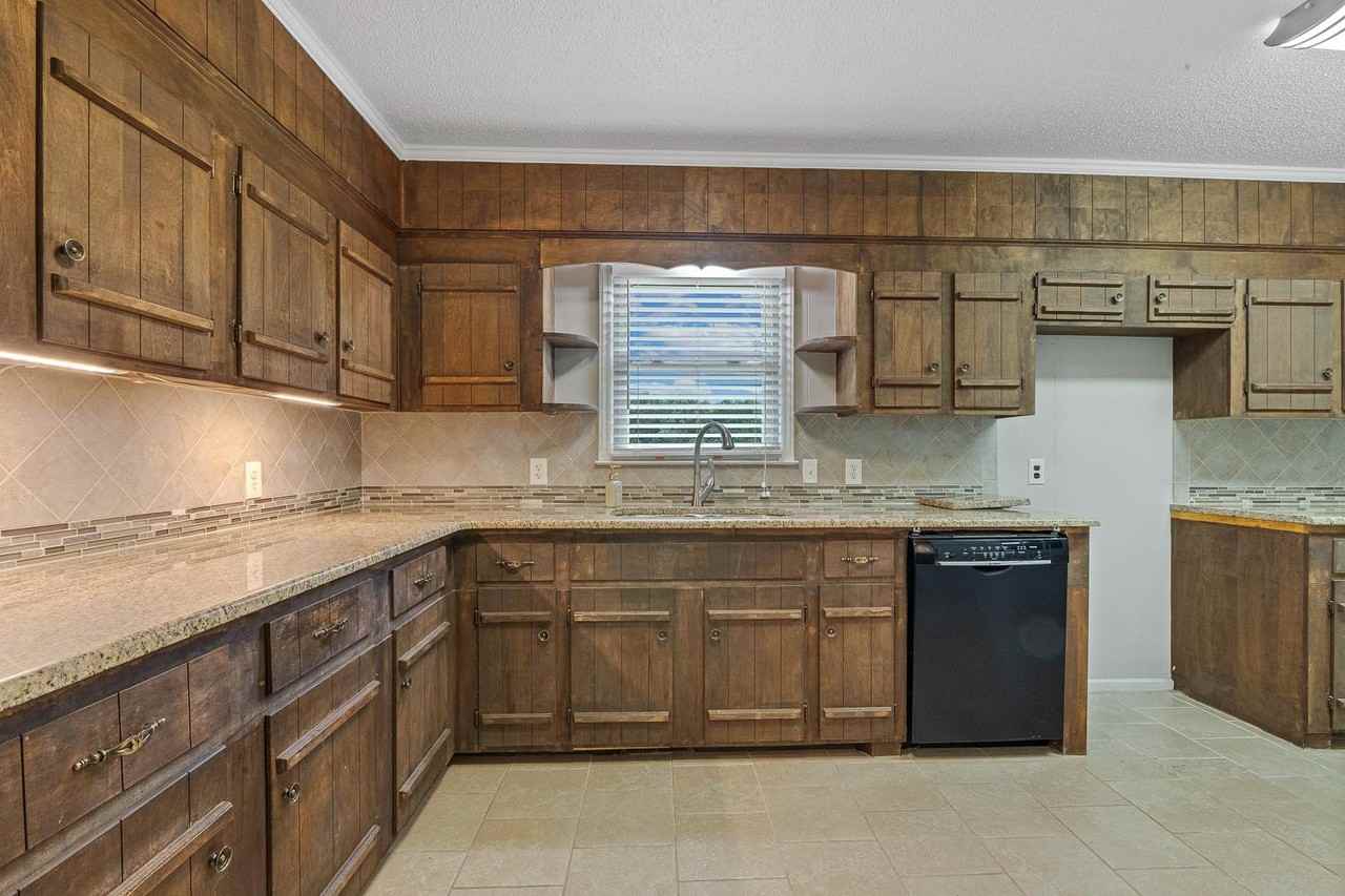 3518 Lee Ave - Photo 4 of 20