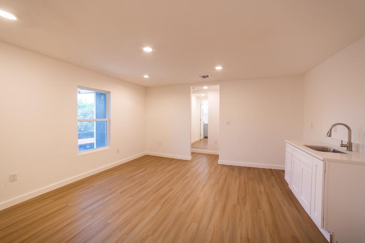 2326 Cincinnati Ave - Photo 5 of 10