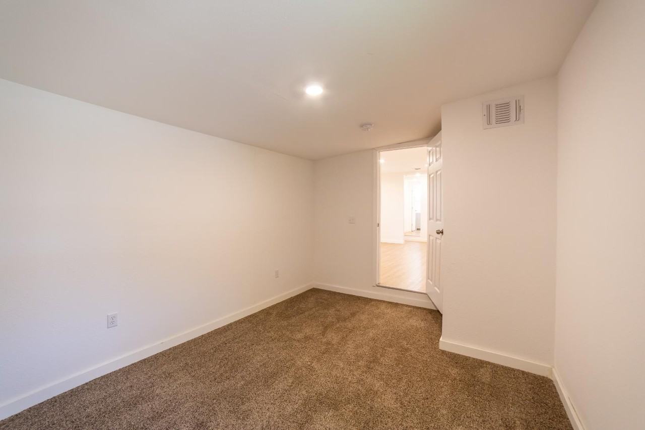 2326 Cincinnati Ave - Photo 7 of 10