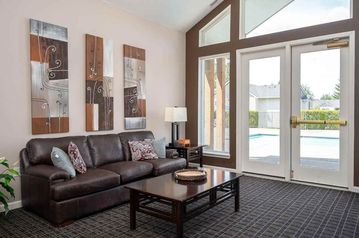 1001 Ne Briarcreek Way - Photo 5 of 50