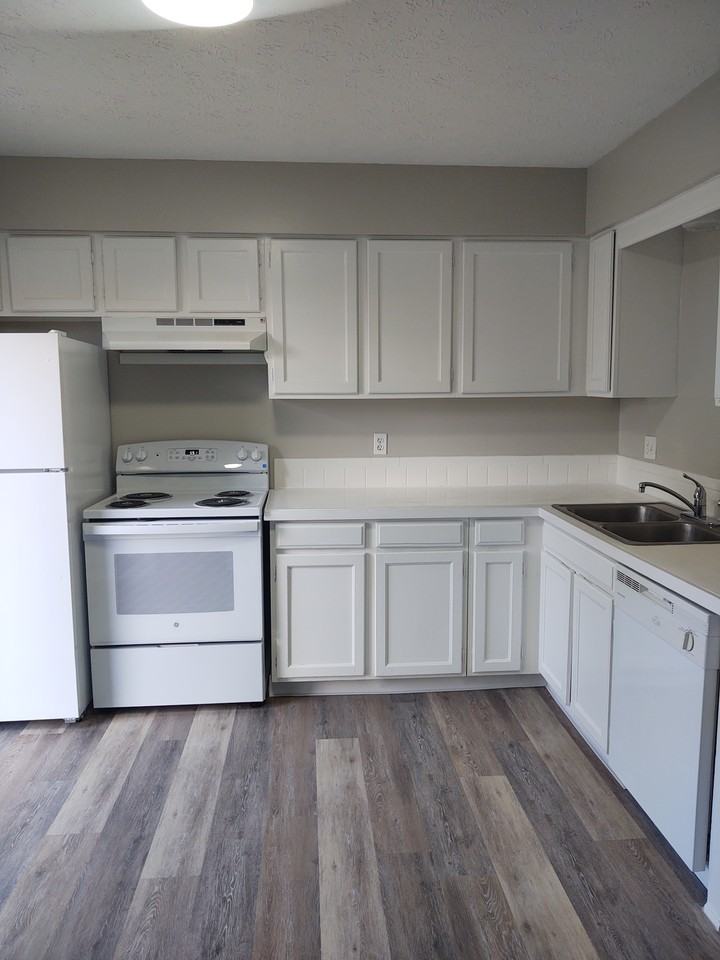 10576 Market Avenue North - Photo 4 of 8