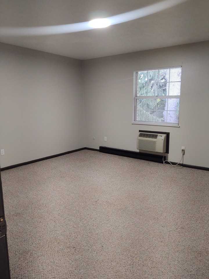 10576 Market Avenue North - Photo 7 of 8