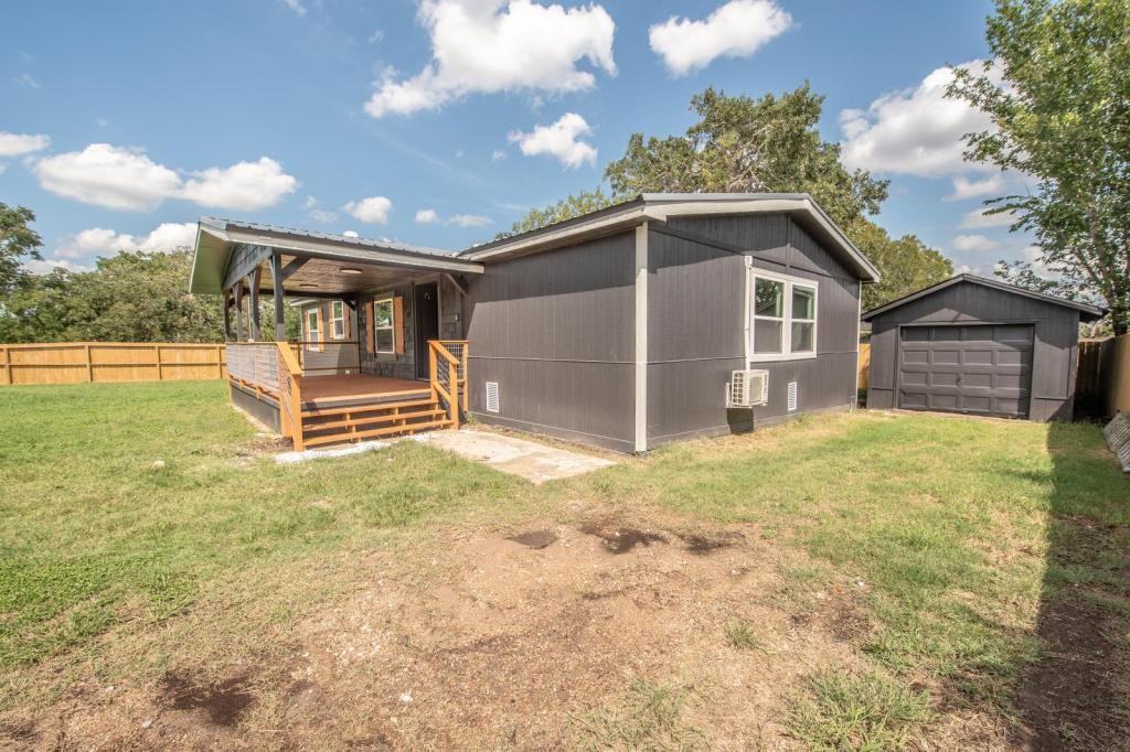 215 Shady Oak St - Photo 2 of 31