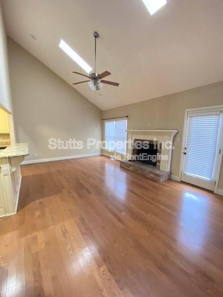 206 Hillsboro Cir - Photo 2 of 10