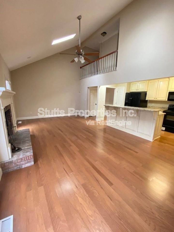 206 Hillsboro Cir - Photo 3 of 10