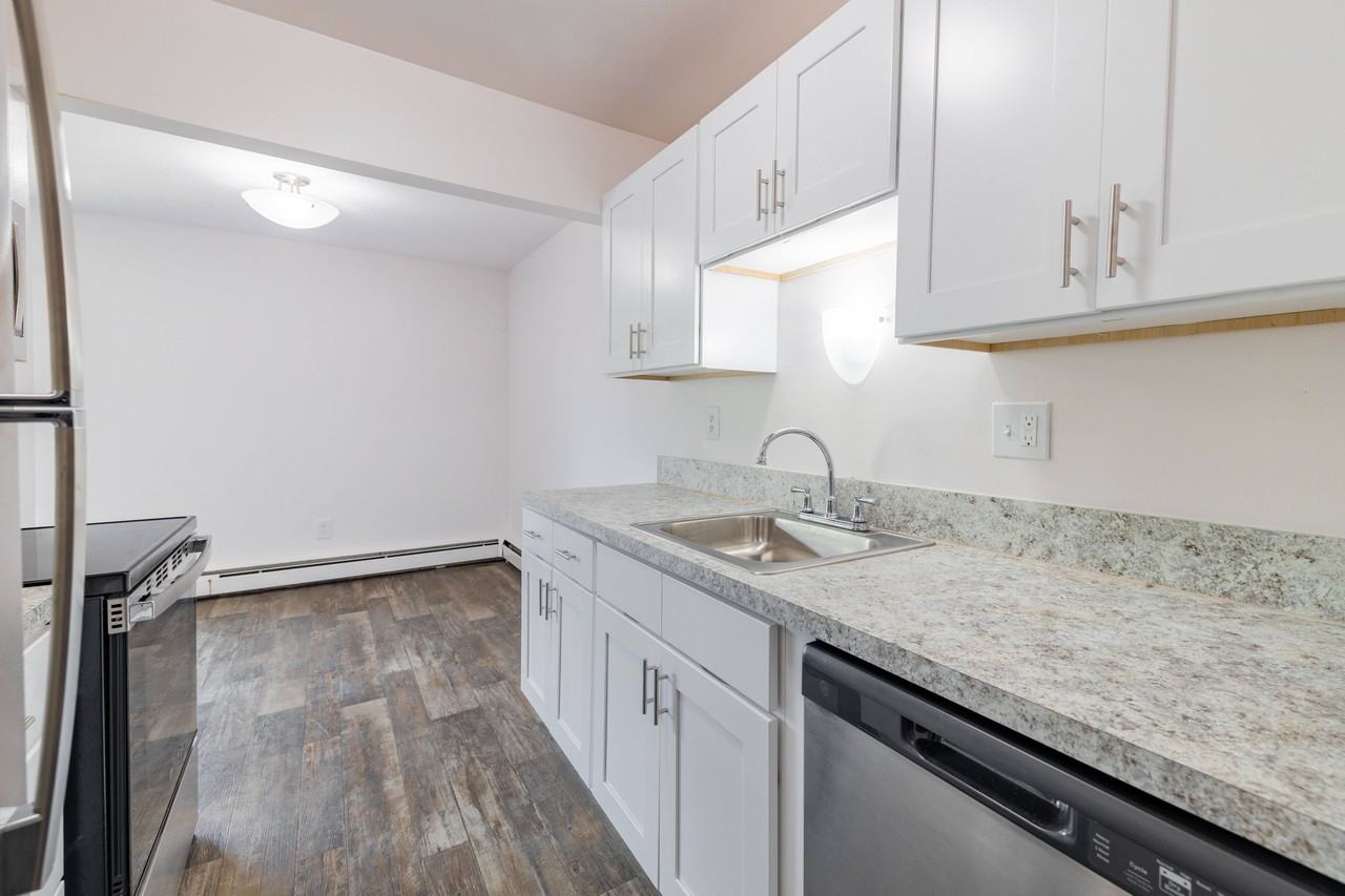 Cherry Hill Manor Apartments - Photo 4 of 13