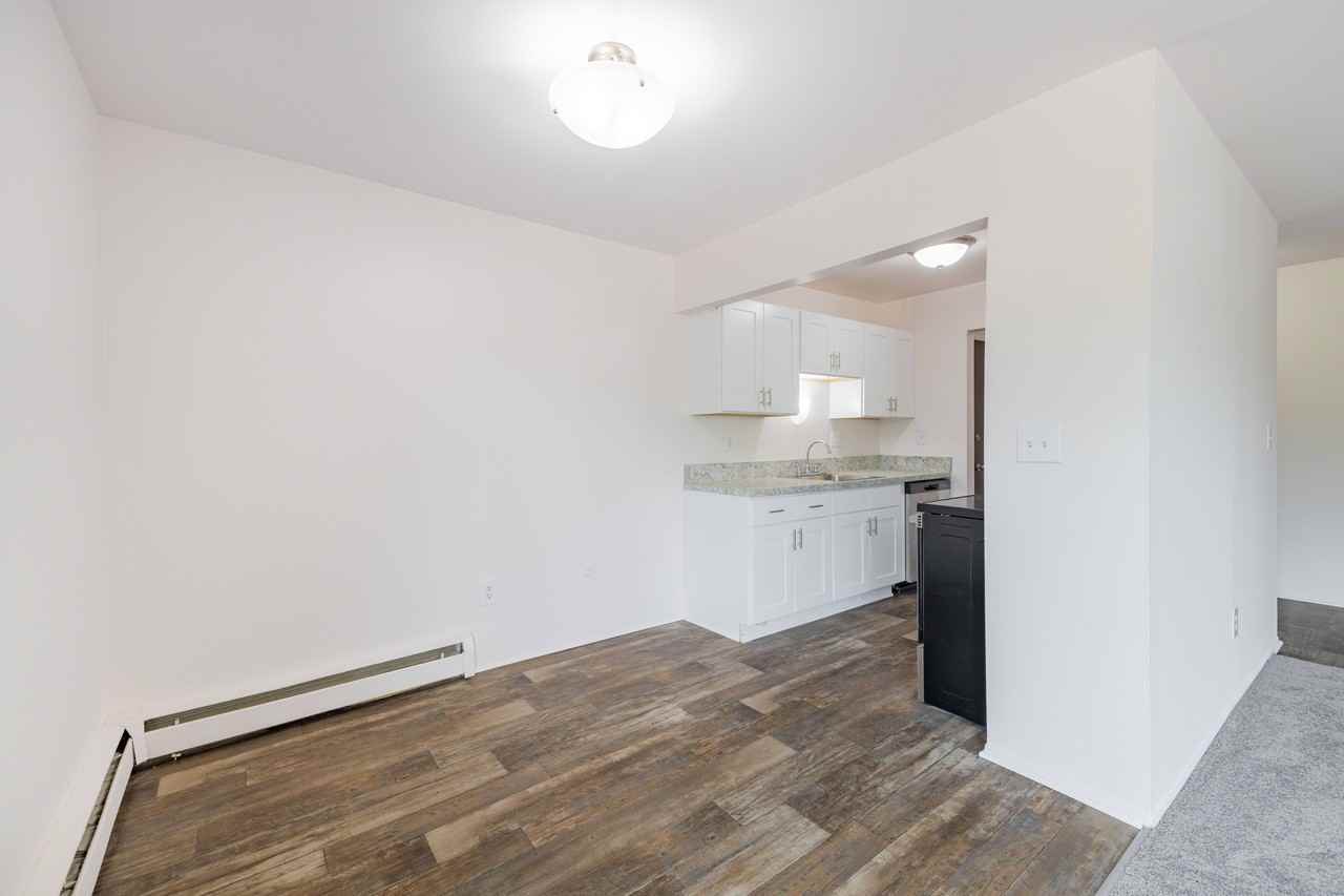 Cherry Hill Manor Apartments - Photo 6 of 13