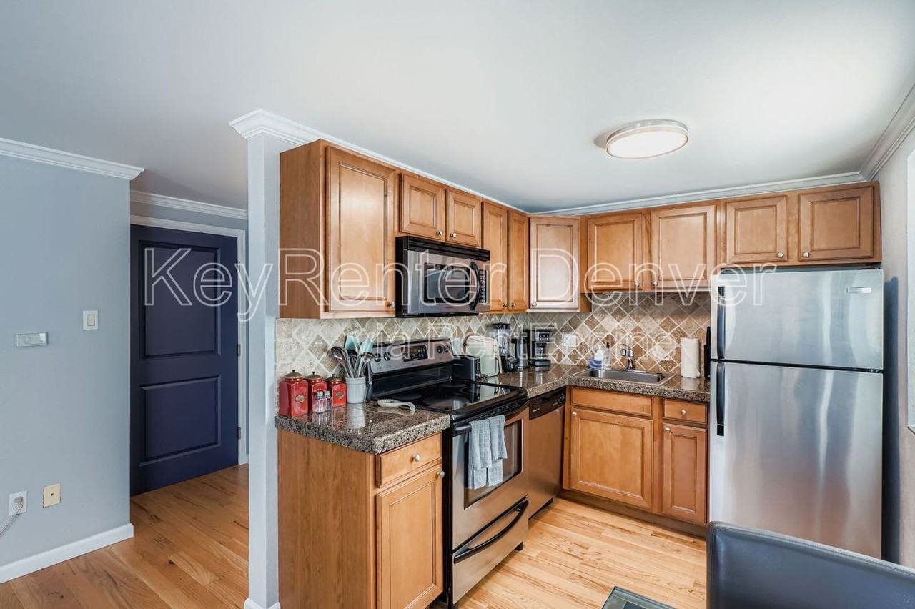 1327 Steele St #203 - Photo 5 of 22