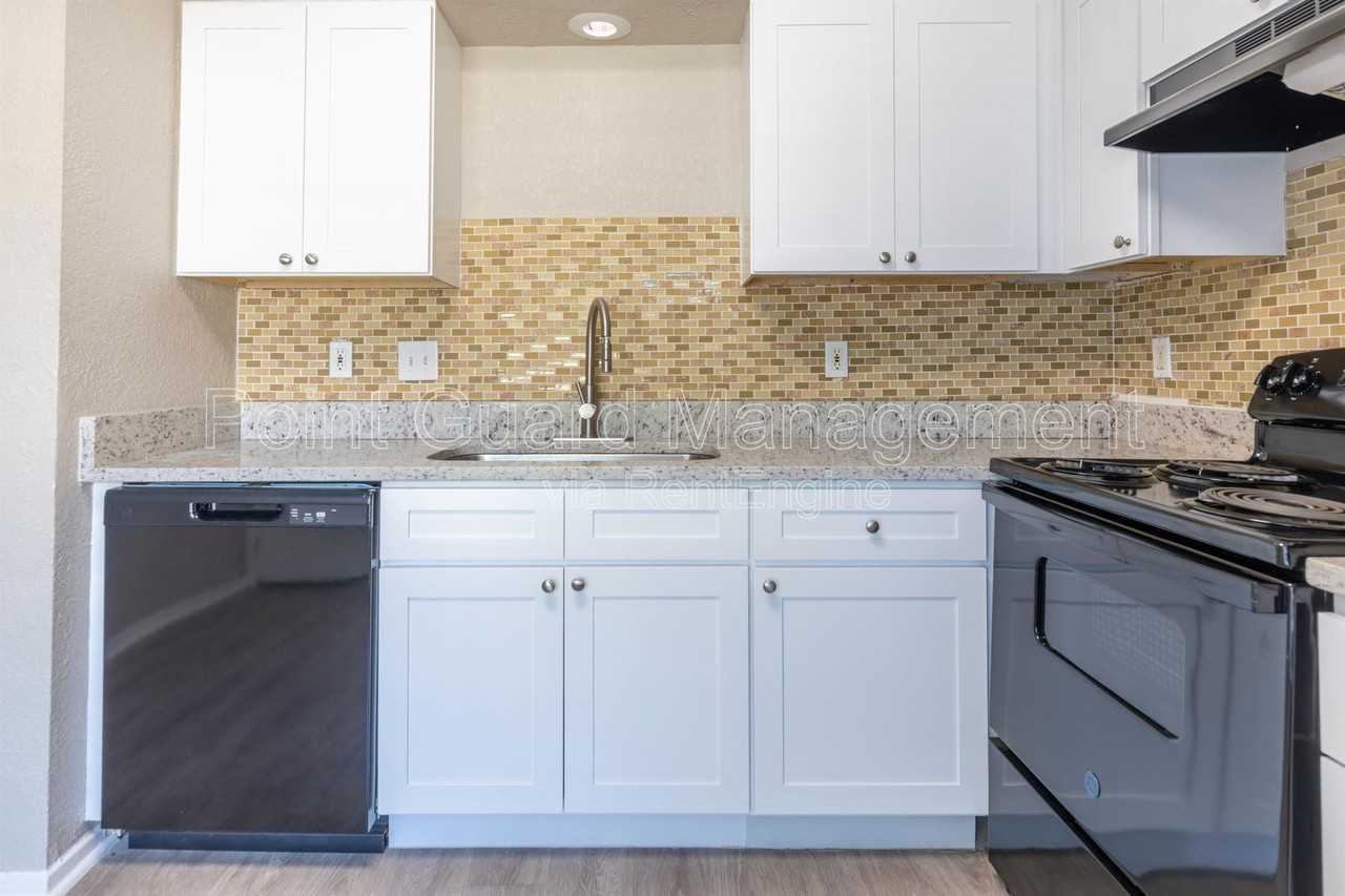 2240 Ridgmar Plz #43 - Photo 3 of 34