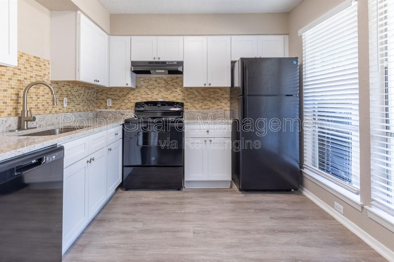 2240 Ridgmar Plz #43 - Photo 4 of 34