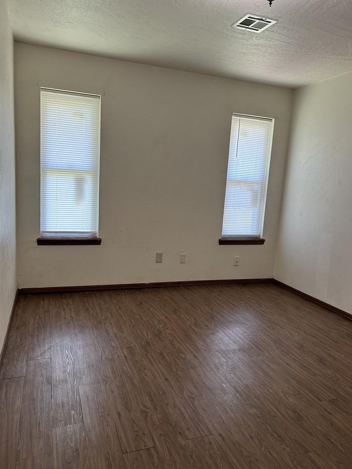 214 Falcon Ct - Photo 3 of 29