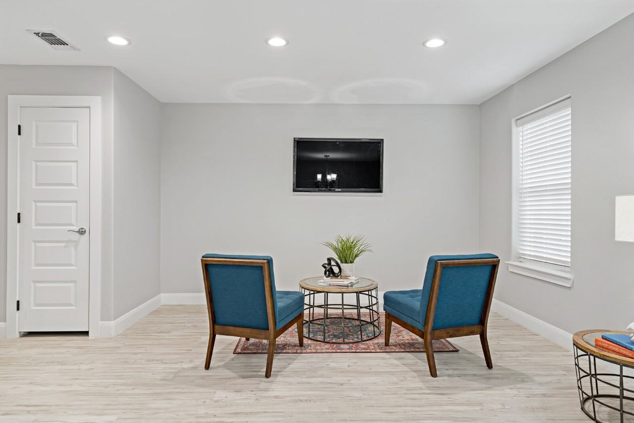 526 W Elm St - Photo 2 of 16