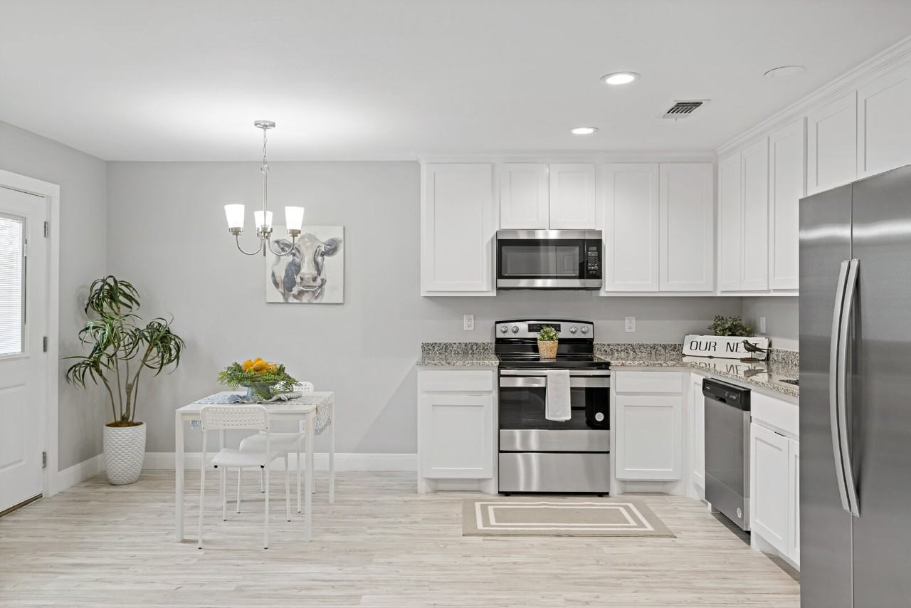 526 W Elm St - Photo 3 of 16