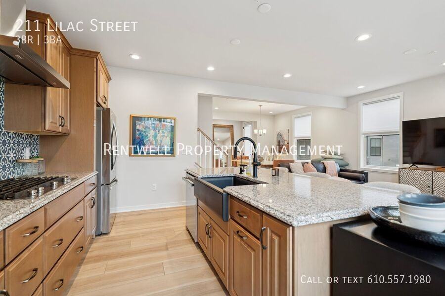 211 Lilac St - Photo 3 of 16