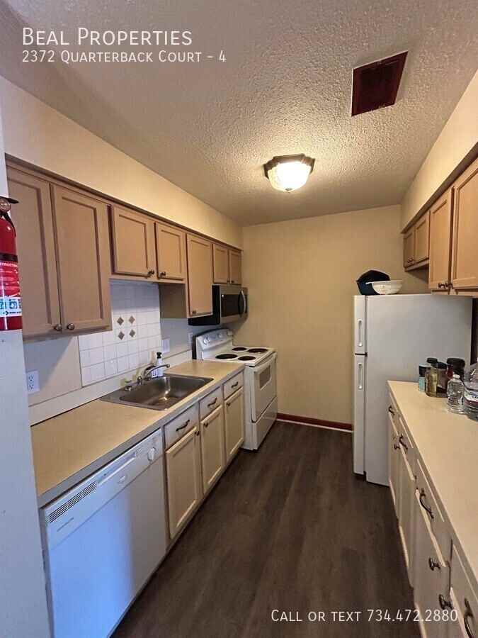 2372 Quarterback Ct #4 - Photo 2 of 9