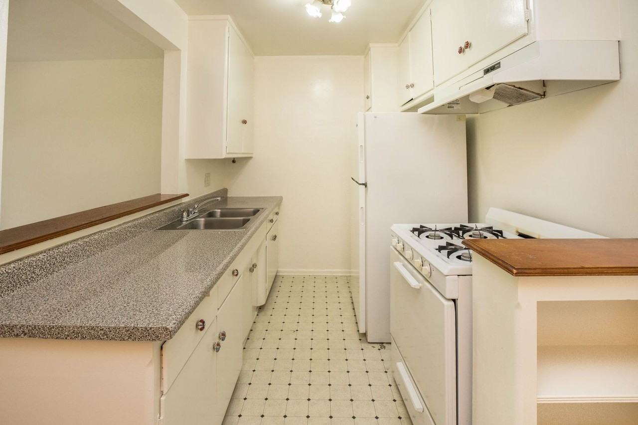 145 N La Peer Dr #1 - Photo 4 of 9