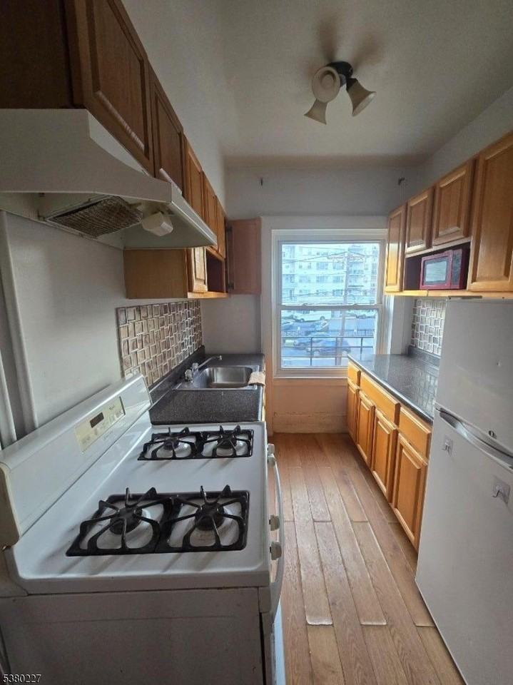 379 Mount Prospect Ave #4 - Photo 7 of 21