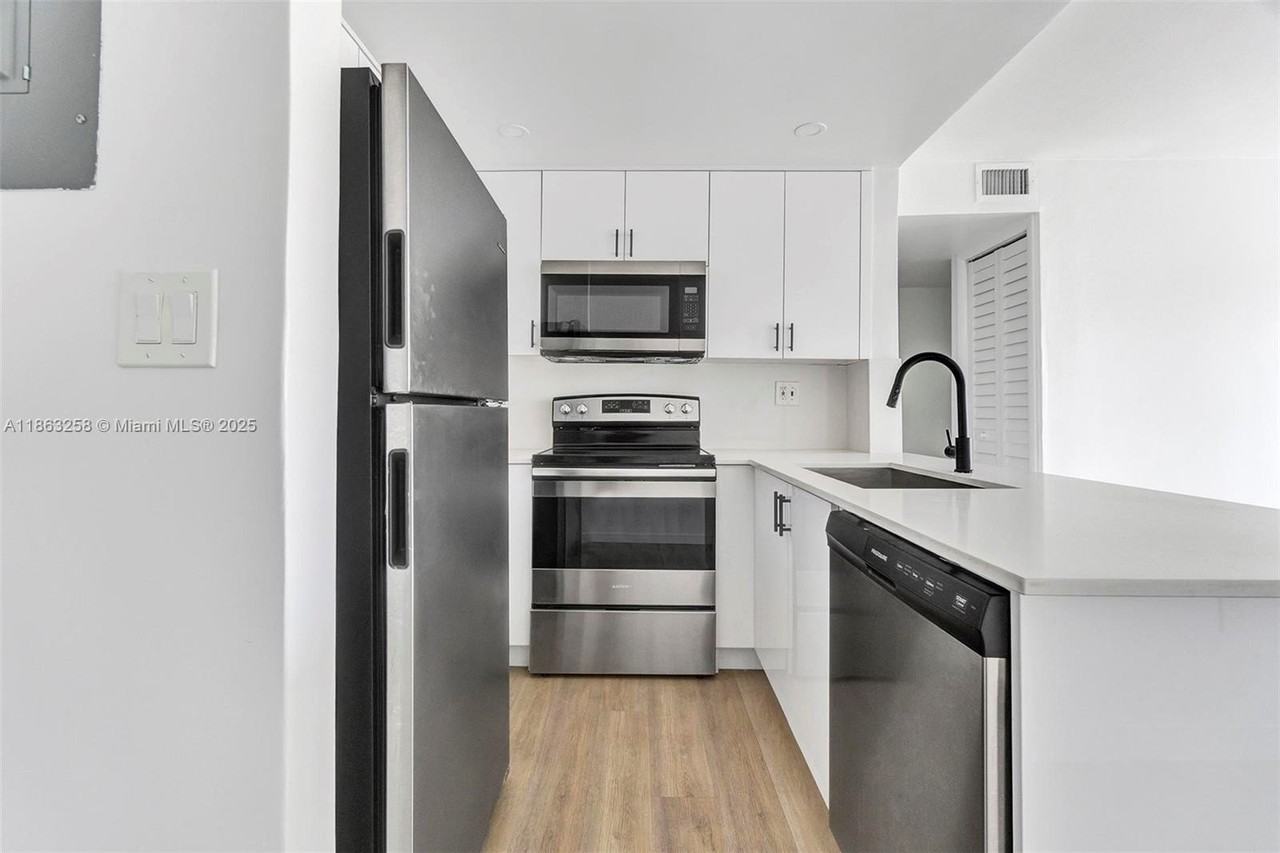 620 Southwest 10th Street #405 - Photo 2 of 21