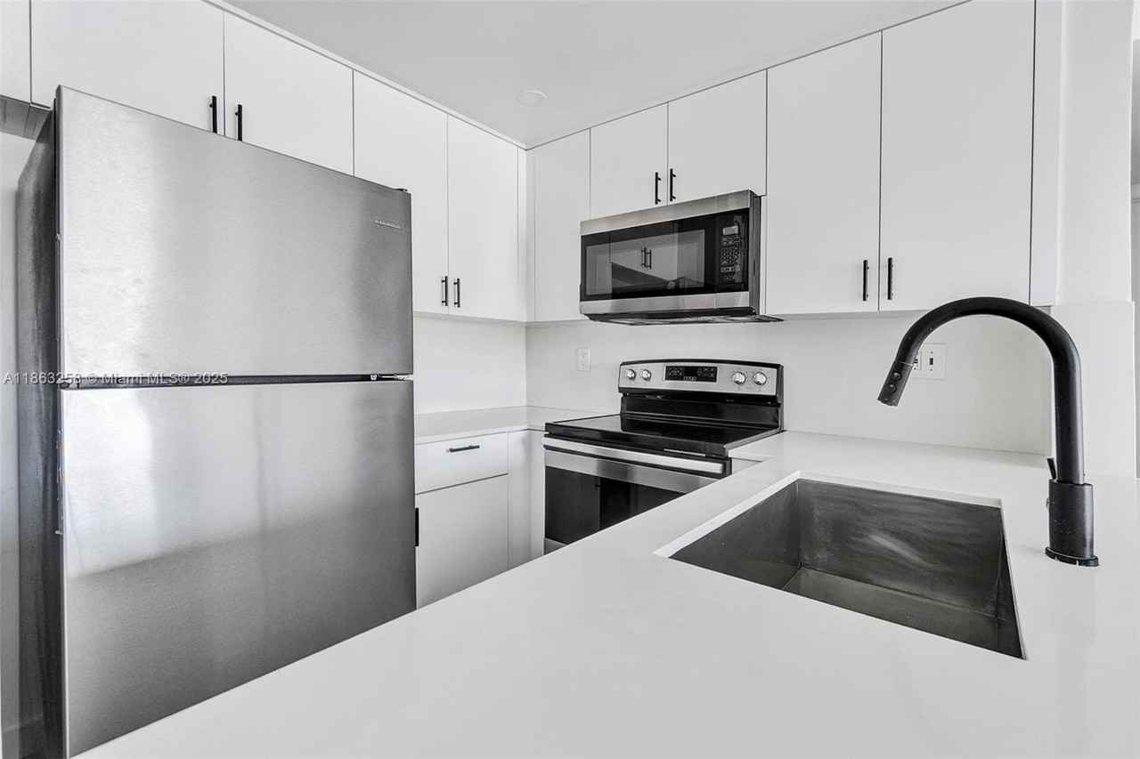 620 Southwest 10th Street #405 - Photo 3 of 21