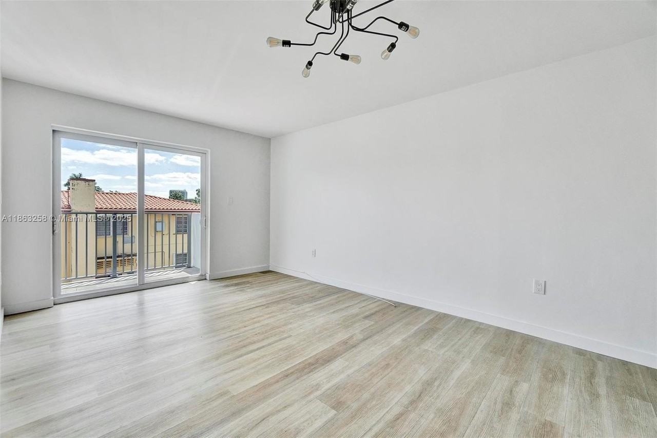 620 Southwest 10th Street #405 - Photo 5 of 21