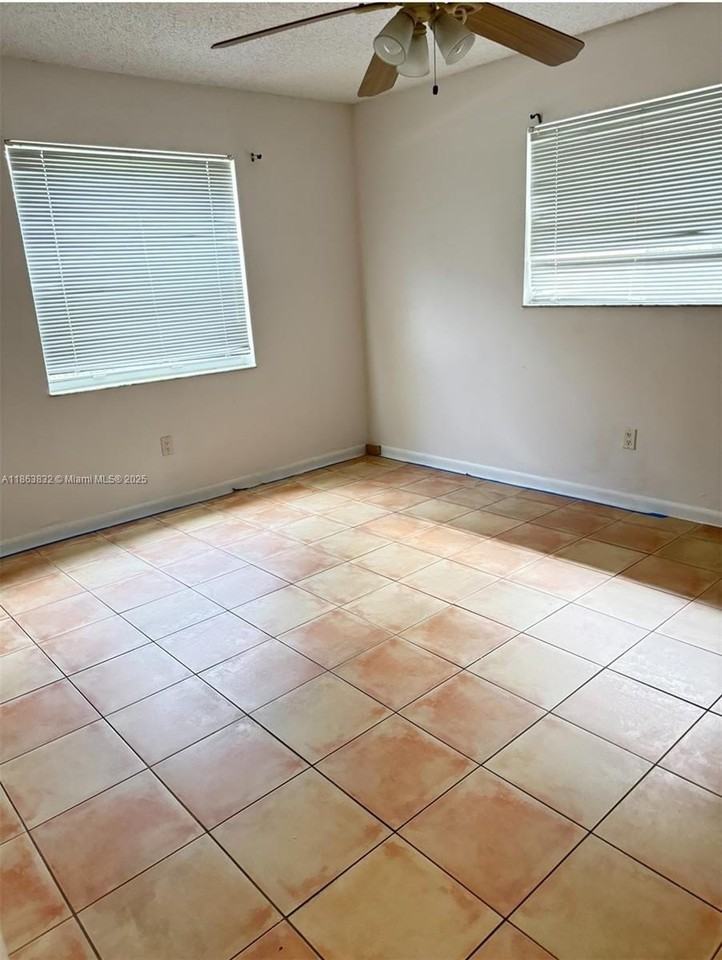 1327 Riverside Cir #1327 - Photo 7 of 20